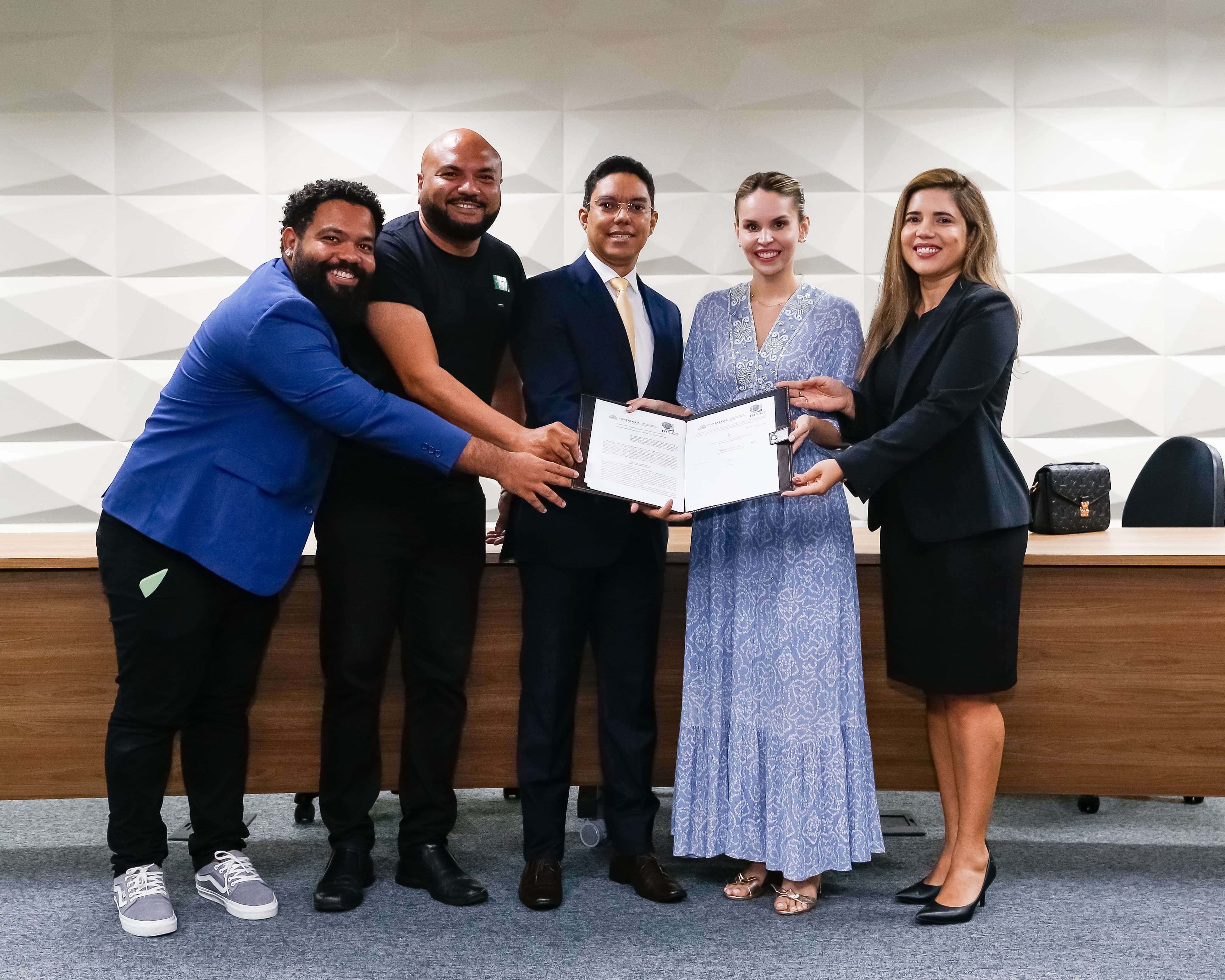 grupo de pessoas posa para a foto